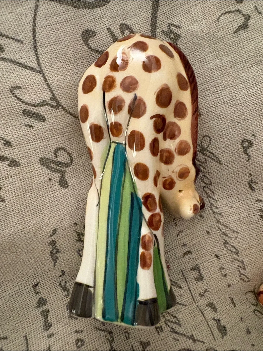 Ceramic Giraffe Salt and Pepper Shakers Spot Detail